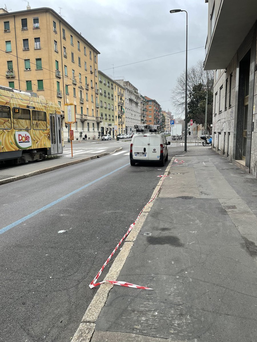 Via Tito Livio, passano gli operai per conto di ATM a rimuovere la segnaletica di fermata temporanea e ovviamente lanciano con violenza i cartelli sul furgone e lasciano per terra tutti i nastri di plastica. Viva l’ambiente <a href="/ComuneMI/">Comune di Milano</a> <a href="/atm_informa/">Azienda Trasporti Milanesi</a> <a href="/BeppeSala/">Beppe Sala</a> <a href="/MiBellaDaDio/">MilanoBellaDaDio</a>
