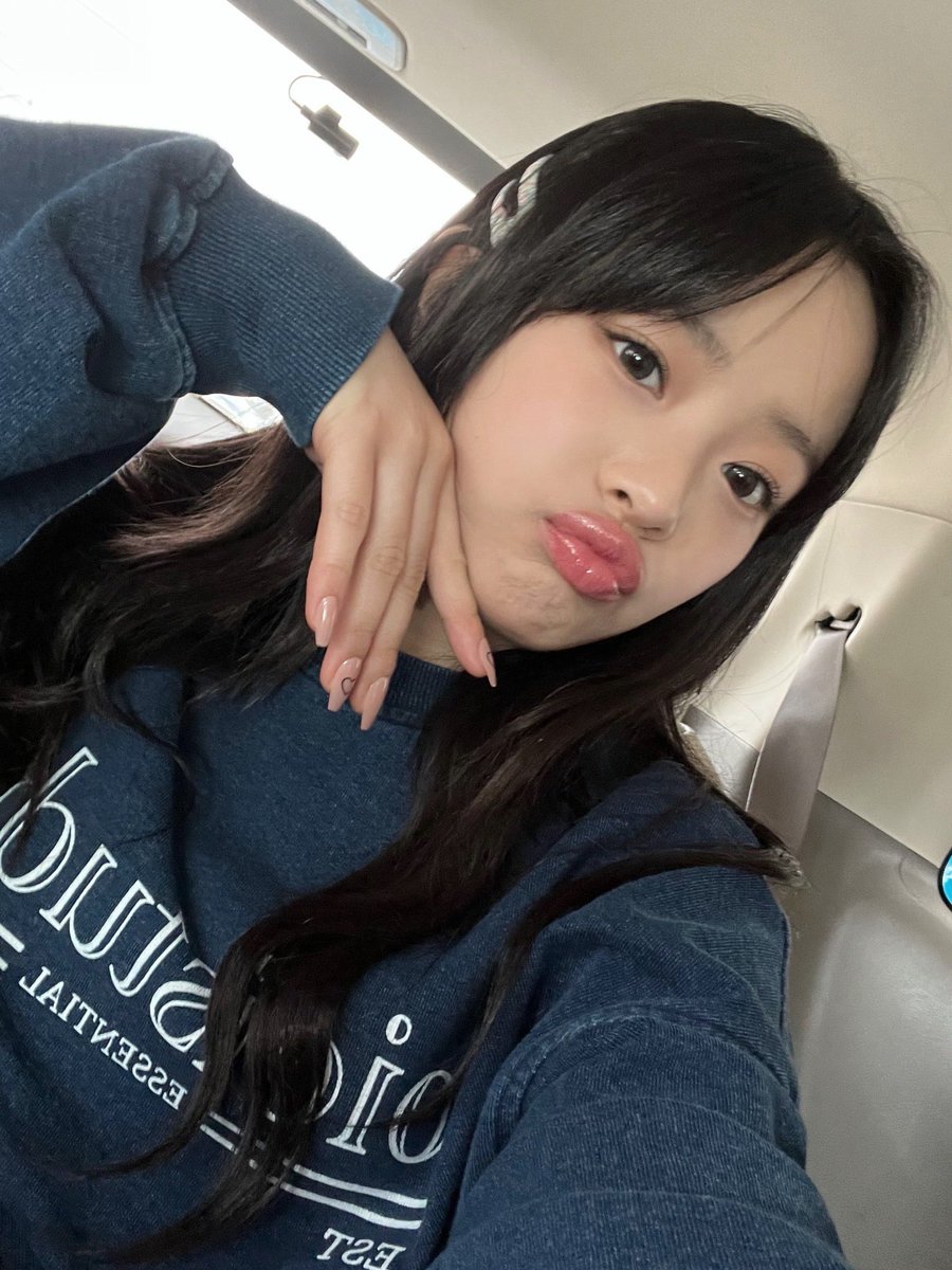 newjeans_loop's tweet photo. 231229 phoning 

#뉴진스 #NewJeans #하니 #Hanni #ハニ https://t.co/Z0c6CJzrPc