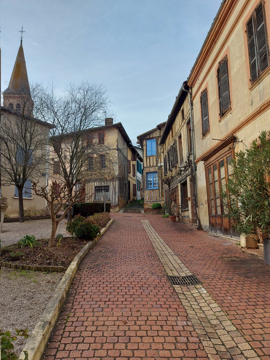 EricRollandin's tweet photo. En #vacances en allant chercher le pain je prends le temps d'arpenter les rues de Samatan dans le #Gers , c'est chez moi et c'est beau ! Et pis c'est tout ! #Village #MagnifiqueFrance #photooftheday #photography #Samatan @GersTourisme @lejournaldugers @LeGers32 @soubremarieanne https://t.co/06UWYNKjwR