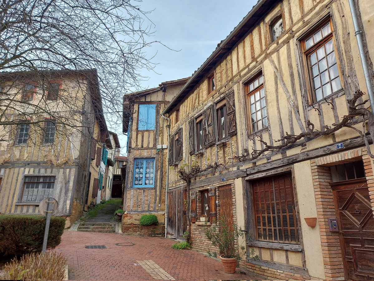 EricRollandin's tweet photo. En #vacances en allant chercher le pain je prends le temps d'arpenter les rues de Samatan dans le #Gers , c'est chez moi et c'est beau ! Et pis c'est tout ! #Village #MagnifiqueFrance #photooftheday #photography #Samatan @GersTourisme @lejournaldugers @LeGers32 @soubremarieanne https://t.co/06UWYNKjwR