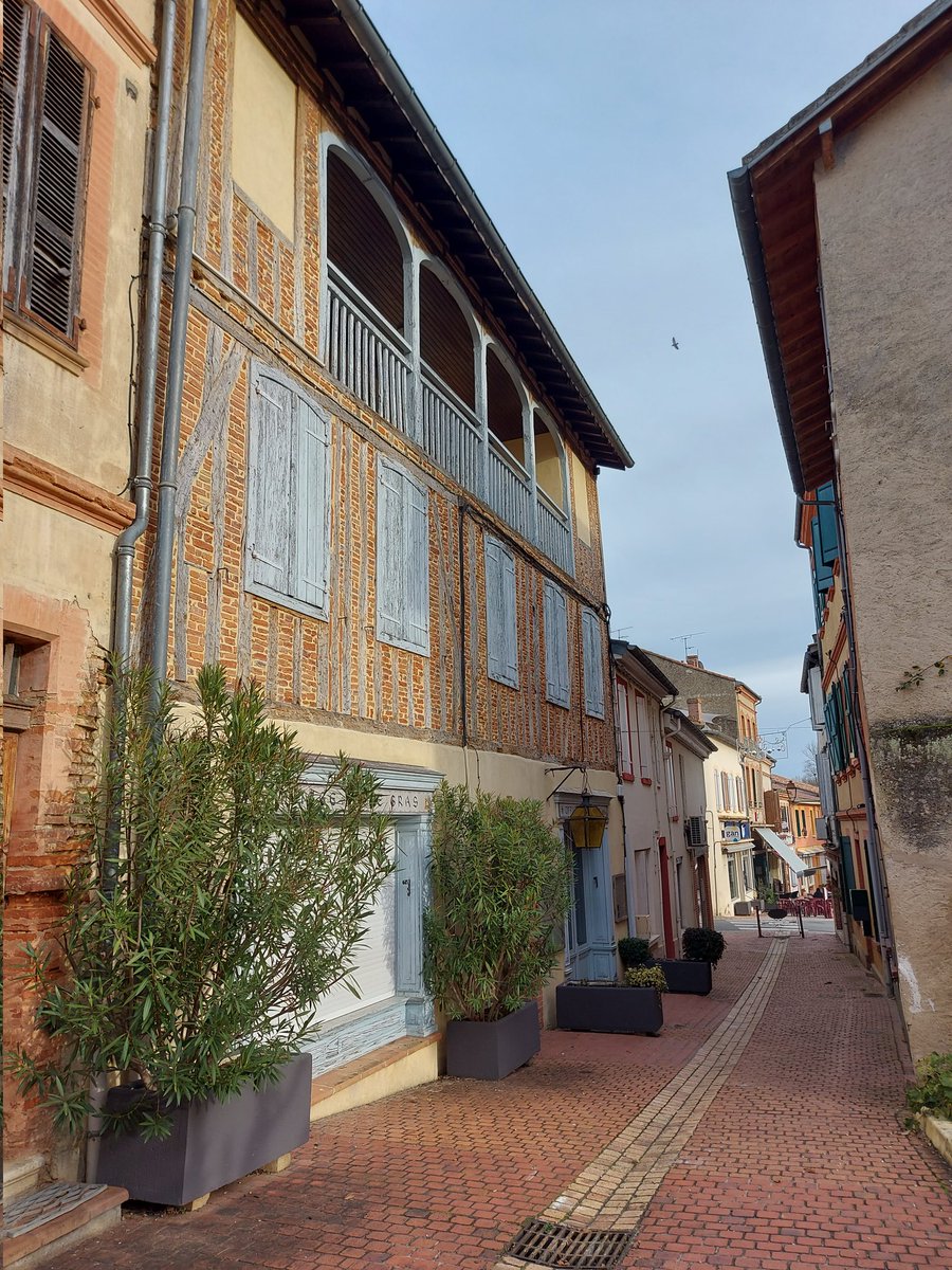 EricRollandin's tweet photo. En #vacances en allant chercher le pain je prends le temps d'arpenter les rues de Samatan dans le #Gers , c'est chez moi et c'est beau ! Et pis c'est tout ! #Village #MagnifiqueFrance #photooftheday #photography #Samatan @GersTourisme @lejournaldugers @LeGers32 @soubremarieanne https://t.co/06UWYNKjwR