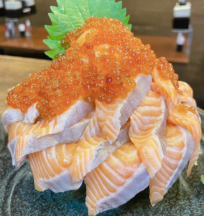 gourmetroad5's tweet photo. 東京都池袋駅近くにあるお店「魚の旨い店 池袋店」の、上質なとろサーモンといくらを溢れるほど盛り付けた「とろサーモンといくらの親子丼(極盛り)」✨ https://t.co/RXk9l3SX7O