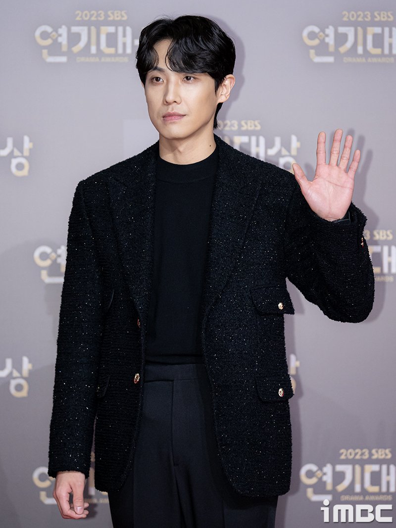 imbcenews's tweet photo. 이준, 등장부터 시크 #SBS연기대상 #SBSDramaAwards2023 #연기대상 #이준 [iMBC 직찍]

⬇고화질 Click Plz⬇
https://t.co/qMqKdHLeIX https://t.co/OgIbo3Tqdj
