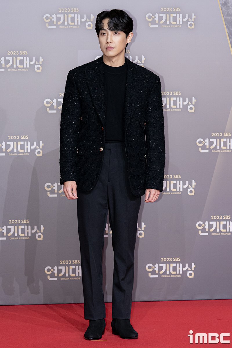 imbcenews's tweet photo. 이준, 등장부터 시크 #SBS연기대상 #SBSDramaAwards2023 #연기대상 #이준 [iMBC 직찍]

⬇고화질 Click Plz⬇
https://t.co/qMqKdHLeIX https://t.co/OgIbo3Tqdj