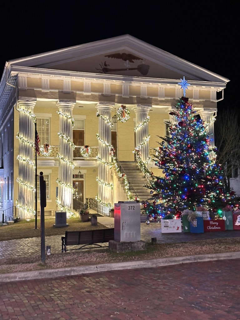 It’s still sparkly in the town of Newberry SC — judging from the Opera House and Court House! Pretty! #newberrysc