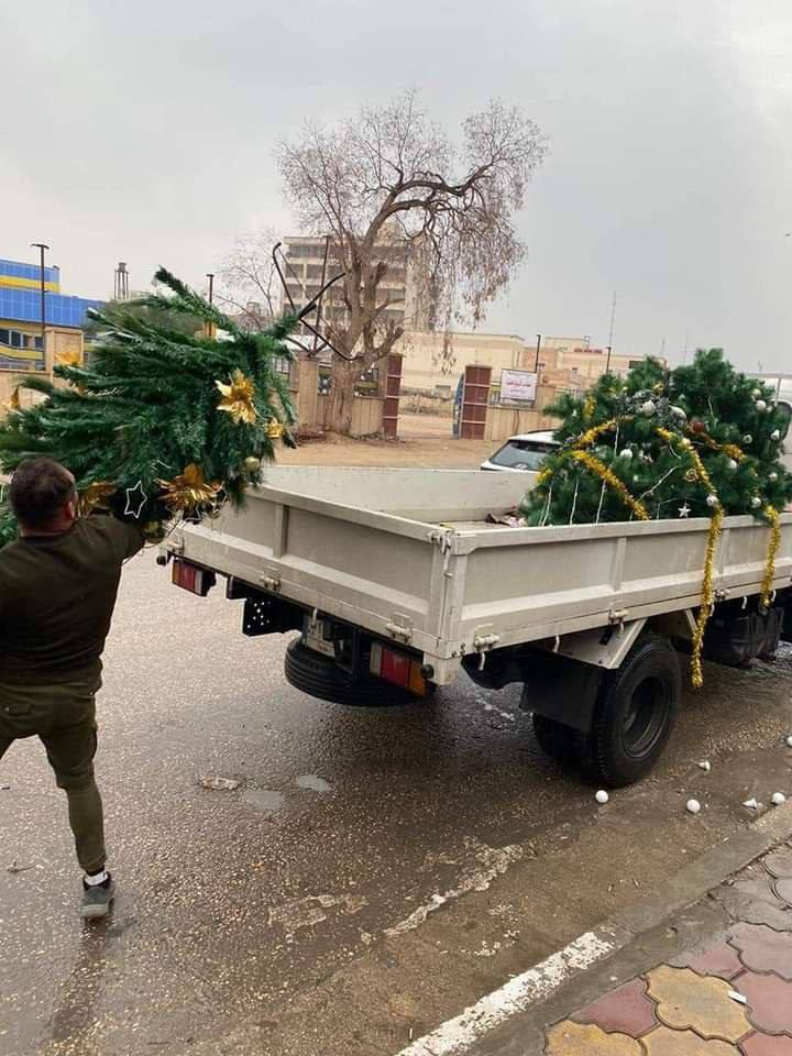 shahokurdy's tweet photo. بتوجيه من محافظ كربلاء،  بلدية كربلاء تزيل مظاهر الاحتفال برأس السنه في الشوارع والطرق للمحافظة على خصوصية و مكانة محافظة كربلاء المقدسة https://t.co/mt80N47cmM