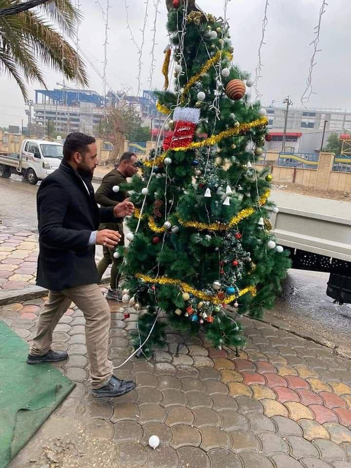 shahokurdy's tweet photo. بتوجيه من محافظ كربلاء،  بلدية كربلاء تزيل مظاهر الاحتفال برأس السنه في الشوارع والطرق للمحافظة على خصوصية و مكانة محافظة كربلاء المقدسة https://t.co/mt80N47cmM
