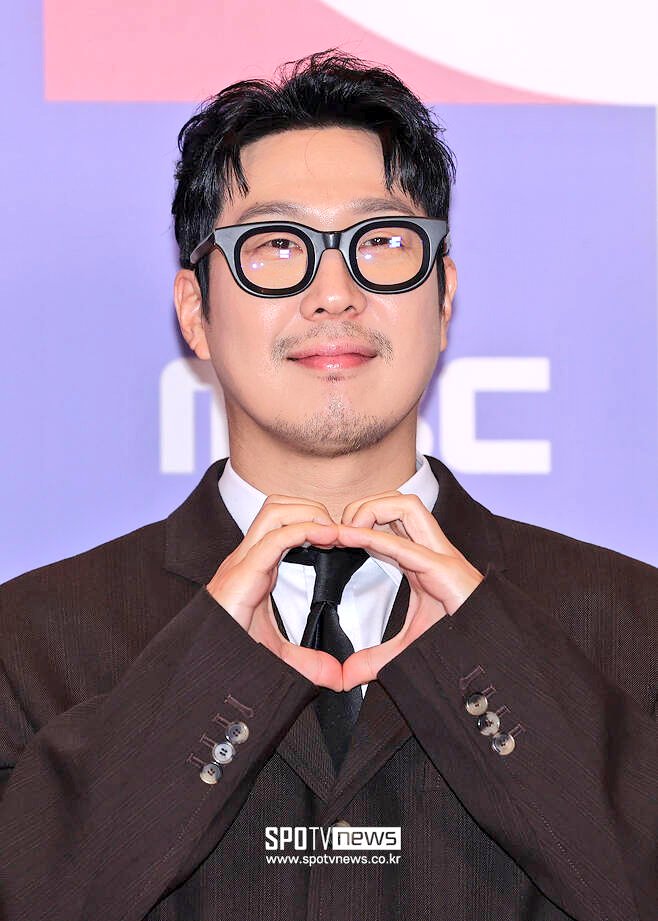 [PICS] 231229 MBC Entertainment Award Red Carpet - Hangout With Yoo team🤩 

#놀면뭐하니 #하하 #하동훈 #HaDonghoon #HaHa