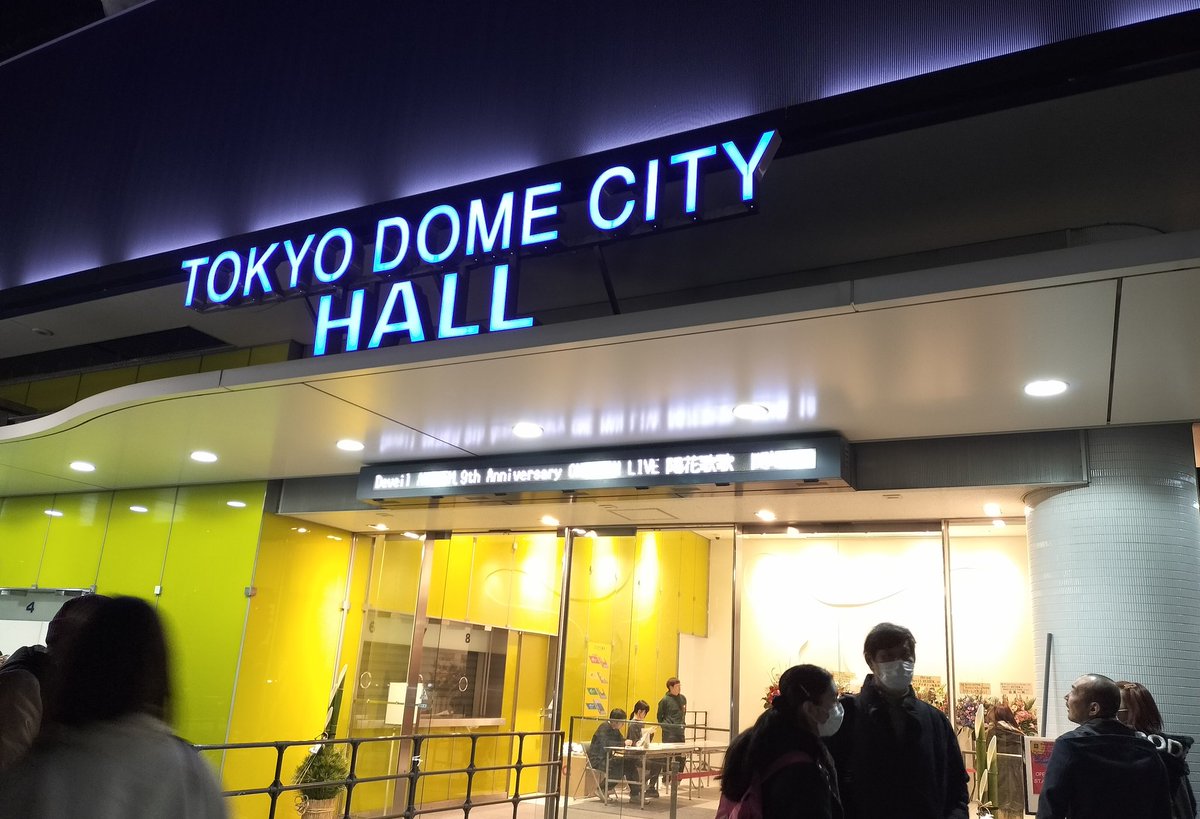 oji_zo's tweet photo. デビアン！　圧巻の歌声とパフォーマンスでした。コーラスとレーザーも凄かった！ https://t.co/HXh8tbPB4p