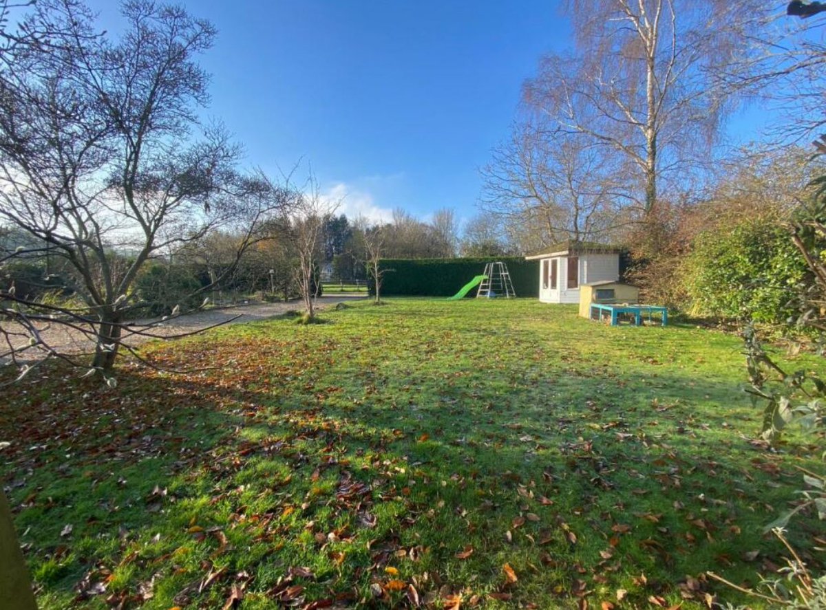 The gorgeous Nut Tree Barn is new to the market this week - complete with gardens, a heat source pump, a mezzanine library &amp; so many character features. Chain free! Full details here diamondagent.co.uk/property-detai… #uffculme #devon #devonhomes #westcountryhomes