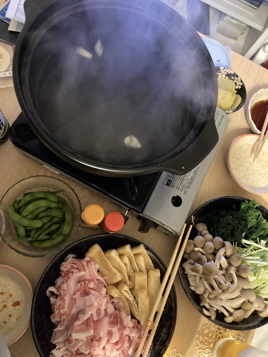 joekunyuzupon's tweet photo. きのう何食べた?に出てきた常夜鍋を再現。
おろしポン酢、胡麻だれも用意して。
シメの味噌ラーメンも楽しみだー😋
#tx_nanitabe
#きのう何食べた
#常夜鍋
#おうちごはん
#何食べロス😭 https://t.co/Fiv3a1a63Z