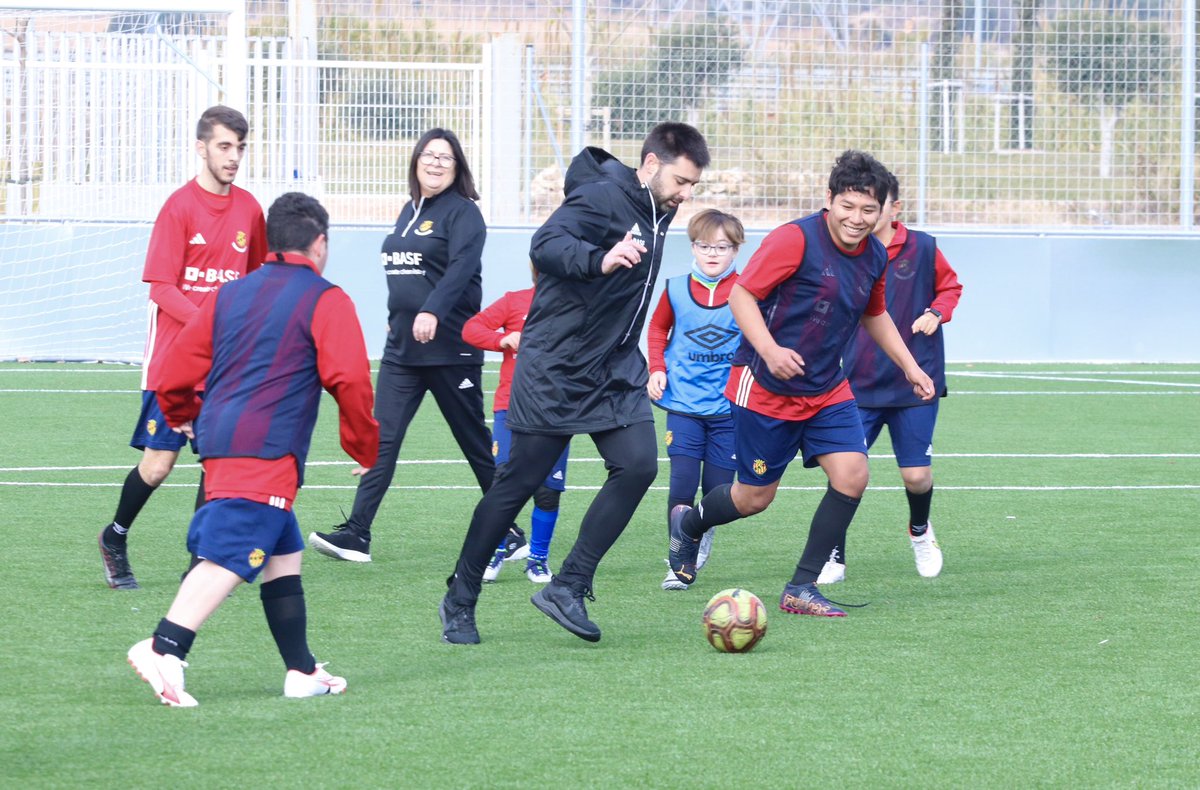 NASTICTARRAGONA's tweet photo. ⚽️ El #Genuine tanca el 2023 estrenant-se a la Ciutat Esportiva del Gimnàstic de Tarragona.

🆕 Primer entrenament a les noves insta•lacions grana, amb la presència del president i foto de família 

#SentimenTarragoní https://t.co/ilcp085TNX