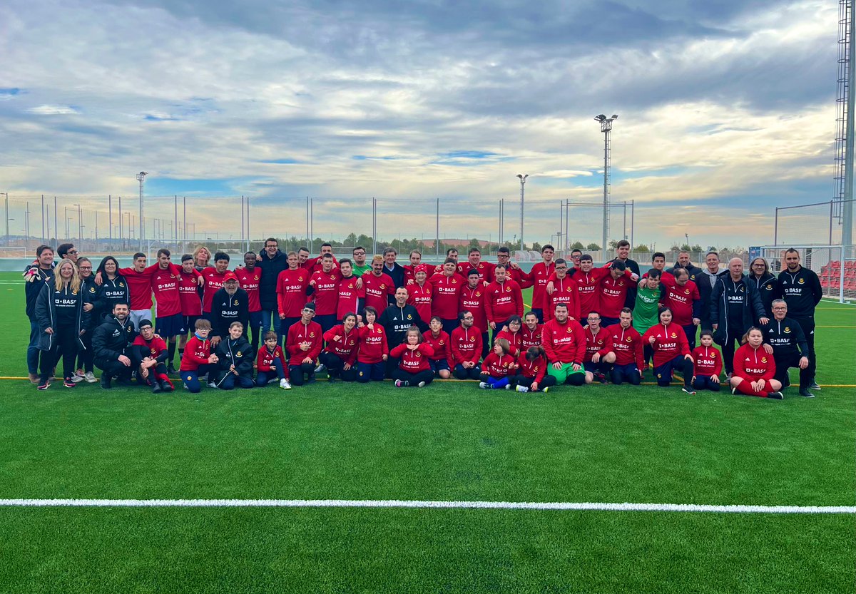 NASTICTARRAGONA's tweet photo. ⚽️ El #Genuine tanca el 2023 estrenant-se a la Ciutat Esportiva del Gimnàstic de Tarragona.

🆕 Primer entrenament a les noves insta•lacions grana, amb la presència del president i foto de família 

#SentimenTarragoní https://t.co/ilcp085TNX