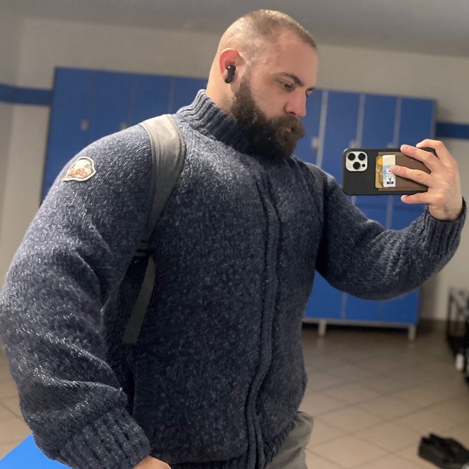 Watch Nik's leaked NSFW photo on TwXstars