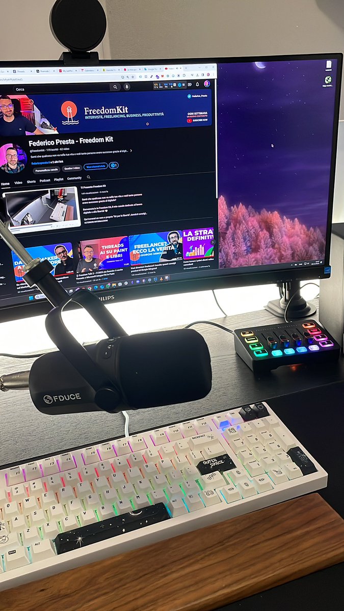 🎅🏼 Santa arrived late. But I forgive him!

New microphone and audio interface for my YouTube videos! 👀