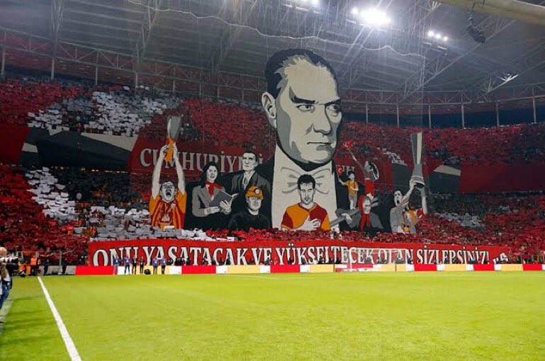 MustaaKas's tweet photo. İstiklal Marşı ve Atatürk pankartına sorun çıkartanlarla uzlaşmak için çabalamak bile şerefimizden ödün vermektir.   
Sahaya çıkmayın! #Galatasaray #Fenerbahçe https://t.co/y7KCdx9lHJ