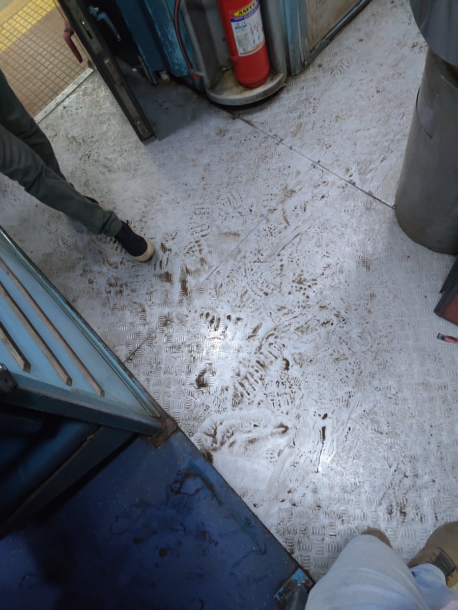 ali_merchant3's tweet photo. @WesternRly Pehle koi train coach to CLEAN KARWA LO!
Departed jst now(29/12/23) from very 1st station at Bandra, Train 12995, saw worst dirty untidy uncleaned coach wth lots of water on floor &amp; in toilet. Pls get it cleaned on priority if u can becoz its more 24hrs to travel ahead. Coach S2 https://t.co/AITvoYvtAz