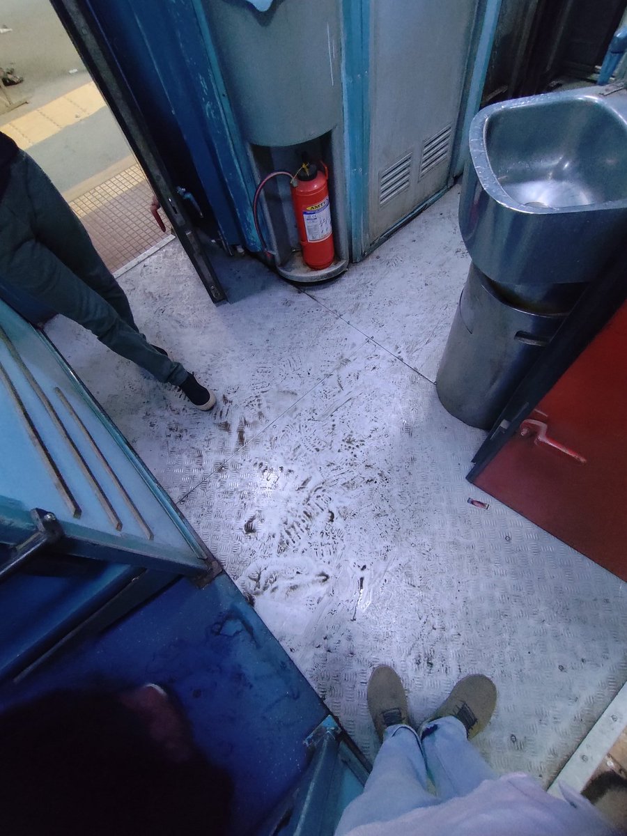 ali_merchant3's tweet photo. @WesternRly Pehle koi train coach to CLEAN KARWA LO!
Departed jst now(29/12/23) from very 1st station at Bandra, Train 12995, saw worst dirty untidy uncleaned coach wth lots of water on floor &amp; in toilet. Pls get it cleaned on priority if u can becoz its more 24hrs to travel ahead. Coach S2 https://t.co/AITvoYvtAz