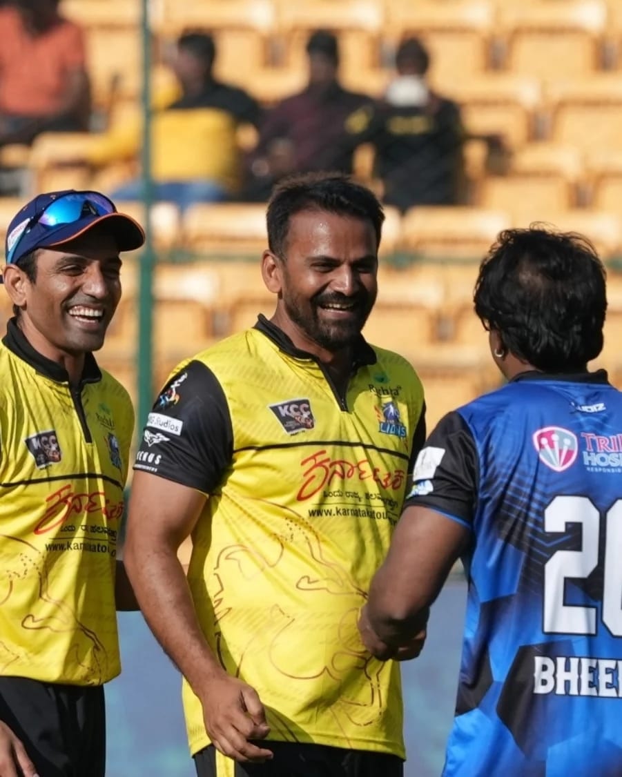 KCCcrickettweet's tweet photo. ಕ್ರೀಡೆ, ಸ್ನೇಹ ಮತ್ತು ಪ್ರೀತಿಯ ಸಮಾಗಮ! 

#KCCpart4 @robbieuthappa @Dhananjayaka @OfficialViji https://t.co/osKGaEk7fA