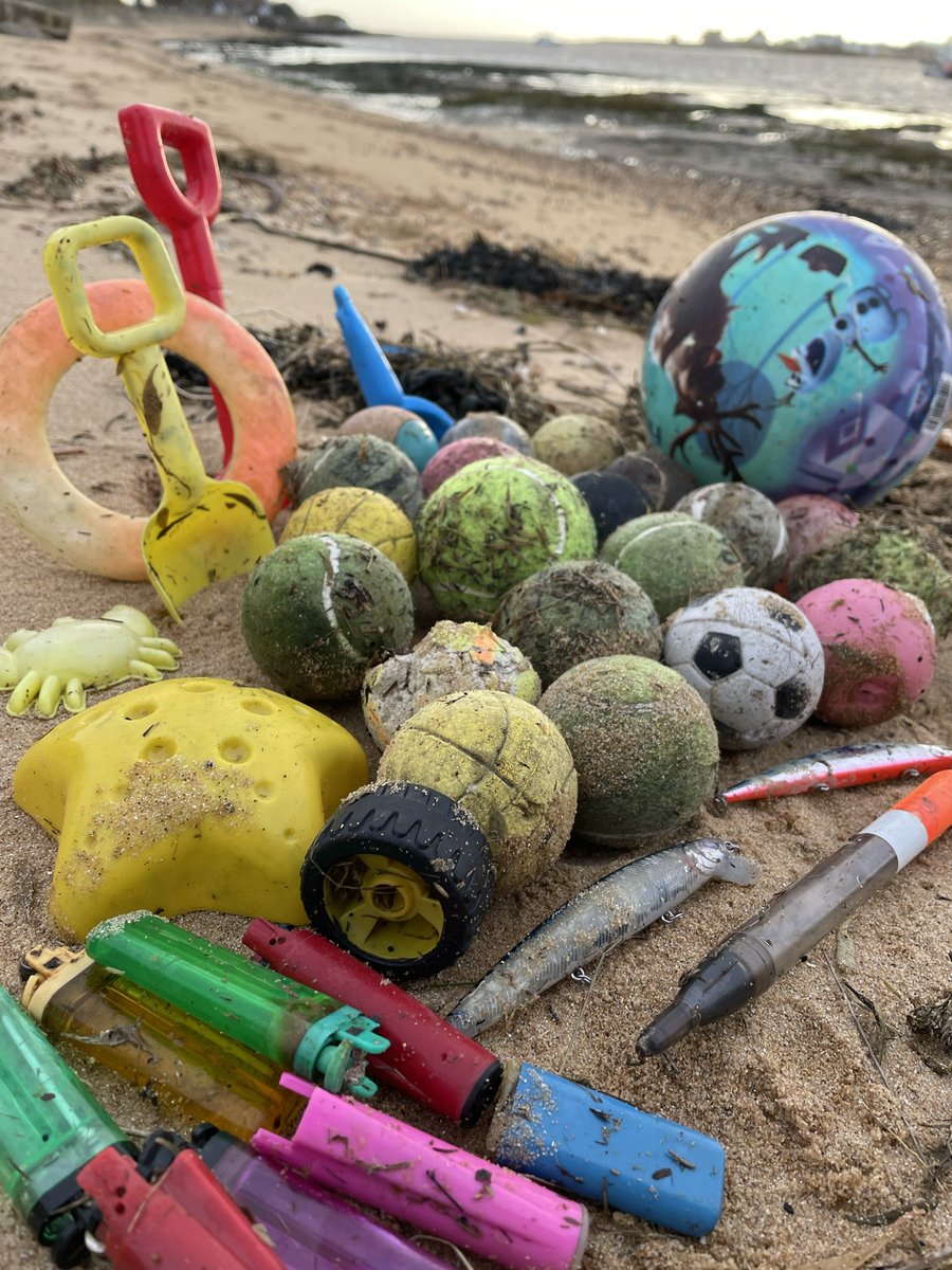 UKrubbishwalks's tweet photo. Yesterday’s #riverclean and #beachclean was a bit of an eye opener. So much plastic and other rubbish on the tideline. Found 21 balls of various sizes and nearly as many #balloons. 🚯💚🌍🗑 #suffolk #lovewhereyoulive #plastic #plasticpollution https://t.co/Zf2sov21sN
