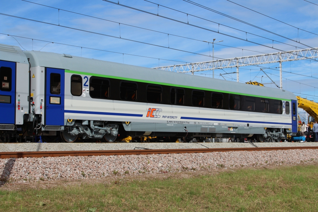 baza_wagonow's tweet photo. 🆕 PKP IC odebrało już 34 wagony typu #174A (174A-10) oraz 37 wagonów #141A_20ROP.

Z początkiem 2024 roku do Poznania przyjadą kolejne wagony przeznaczone do modernizacji. 

Fot. Bogumił Żurawiński https://t.co/1fgsEwhvWi