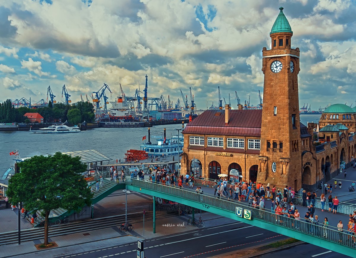 #FridayFreeForAll #Hamburg #streetphotography #ferrousfriday #verticalfriday