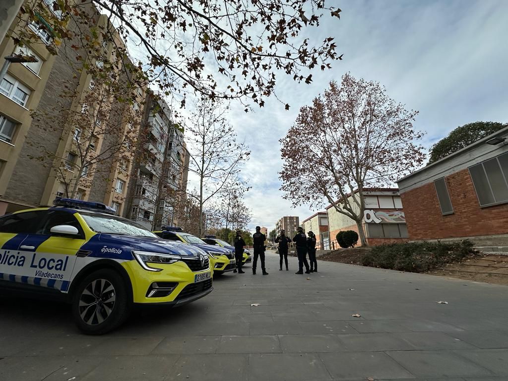 ViladecansTweet's tweet photo. Després de l'operatiu s'ha informat al veïnat i les associacions veïnals i s'ha procedit a deixar informació a les bústies amb el procediment a seguir per restablir el subministrament elèctric📝 https://t.co/CIPyepgtP8