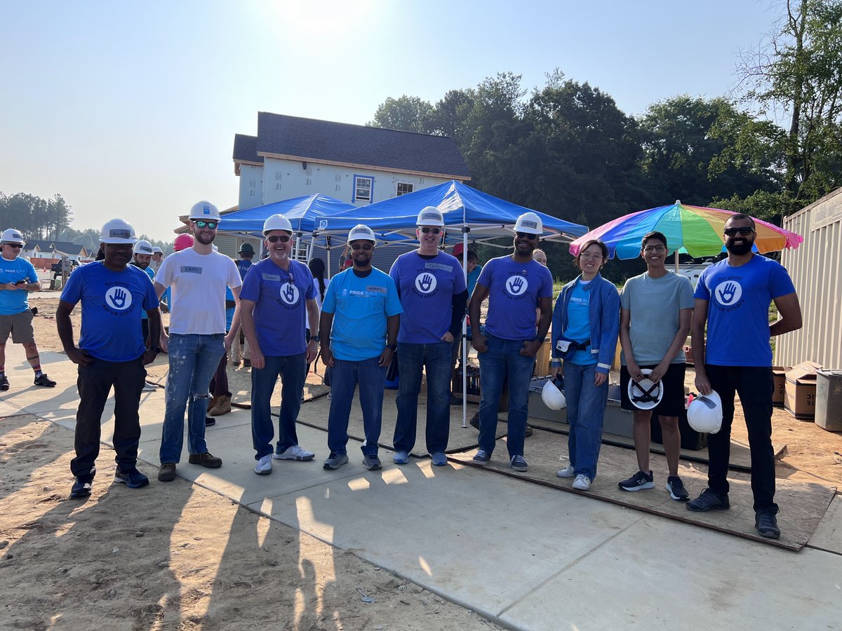 LifeAtNetApp's tweet image. During the season of giving, we would like to thank our @netapp employees for their volunteering efforts. In 2023, 4,454 employees participated in volunteering and giving initiatives and donated more than $3.3 million to charities globally. 

#NetAppServes #LifeAtNetApp