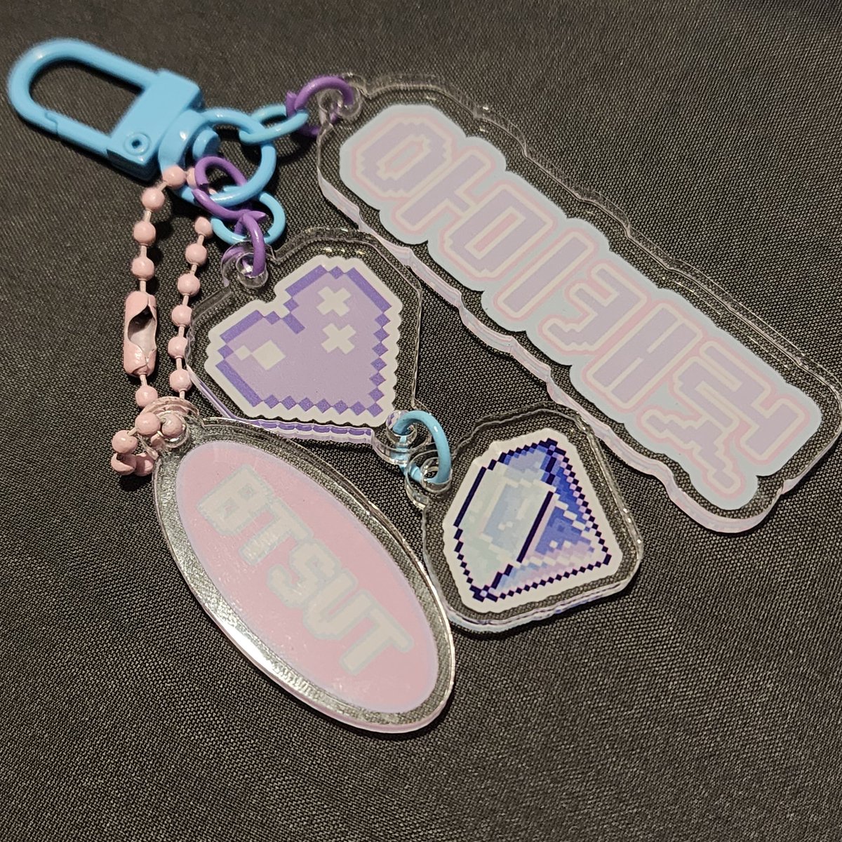 yshramirez's tweet image. Because I slipped into the diamond life through the Magic Shop. 💜💎 Thank you, @2jeonluvr, for this keyring! 💜🩷🩵 #ARMYCARAT #BTSVT