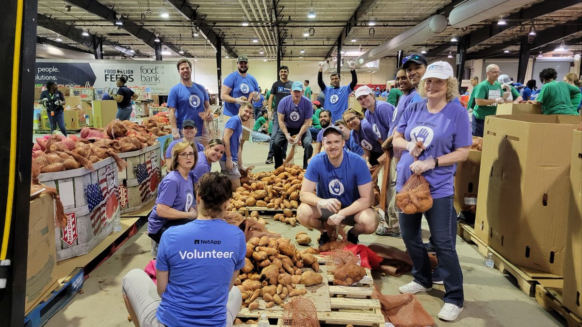 LifeAtNetApp's tweet image. During the season of giving, we would like to thank our @netapp employees for their volunteering efforts. In 2023, 4,454 employees participated in volunteering and giving initiatives and donated more than $3.3 million to charities globally. 

#NetAppServes #LifeAtNetApp
