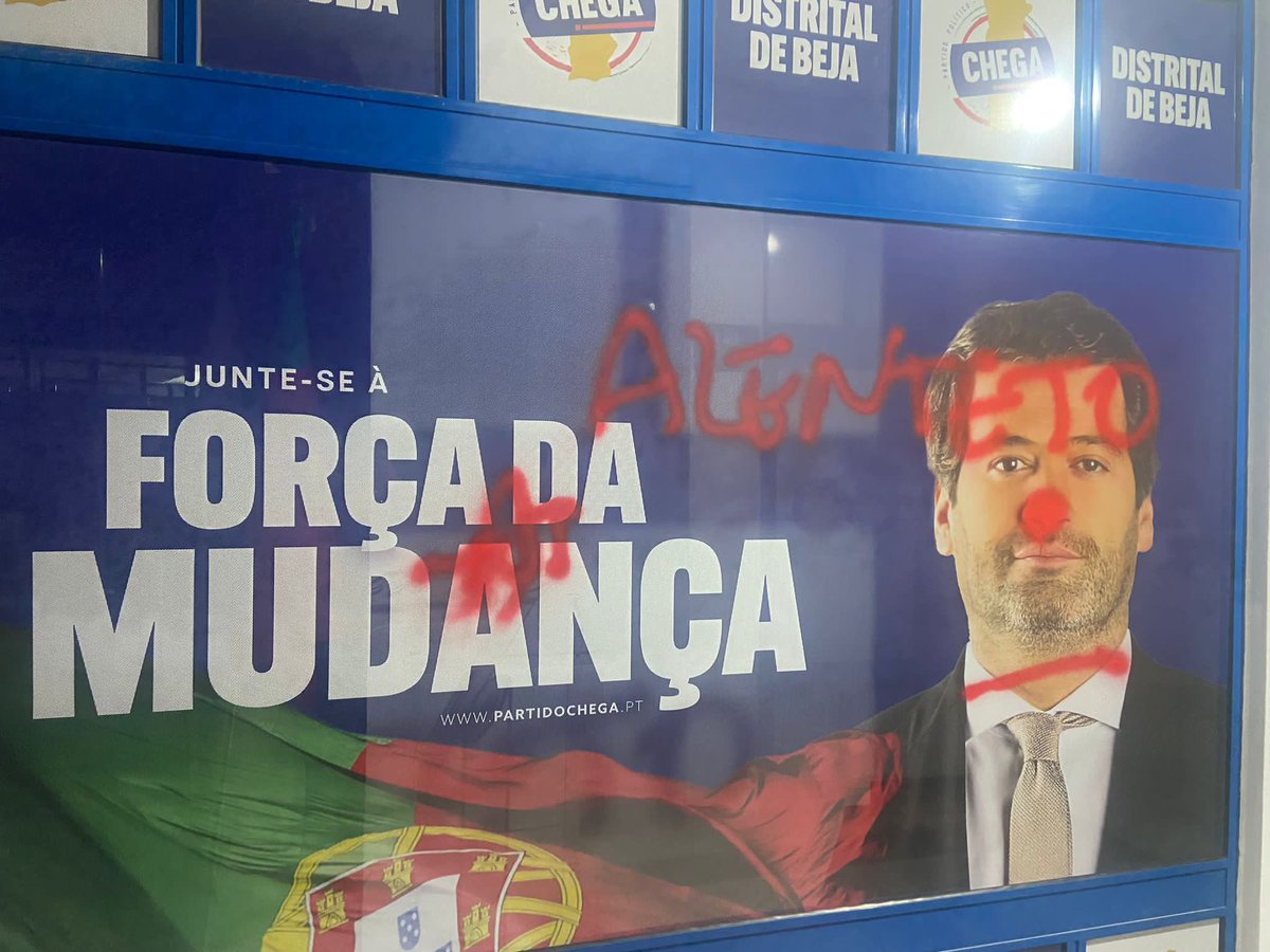 PartidoCHEGA's tweet photo. Podem vandalizar as nossas sedes (esta noite foi a de Beja), podem destruir os nossos Outdoors (este foi em Almada)… mas por muito que nos tentem destruir, não nos vão conseguir parar nunca e vamos lutar até ao fim por Portugal e pelos Portugueses! 🇵🇹 #CHEGA https://t.co/8omh4VVUPZ