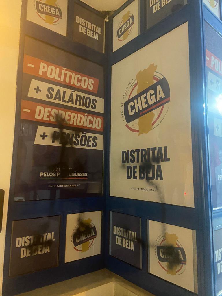 PartidoCHEGA's tweet photo. Podem vandalizar as nossas sedes (esta noite foi a de Beja), podem destruir os nossos Outdoors (este foi em Almada)… mas por muito que nos tentem destruir, não nos vão conseguir parar nunca e vamos lutar até ao fim por Portugal e pelos Portugueses! 🇵🇹 #CHEGA https://t.co/8omh4VVUPZ