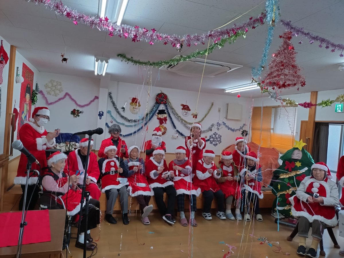 kinntarou2012's tweet photo. デイサービス金太郎でも、クリスマス会&amp;忘年会
皆さん真っ赤な衣装を身にまといサンタ🎵ガー
ルに変身スタッフ出し物、外部から腹話術の先生
来られ「福ちゃん」も一緒です。皆さん大喜びで
した〜🎵。
#八女市黒木町
#デイサービス金太郎
#クリスマス会
#真っ赤衣装
#サンタガール
#皆さん大喜び https://t.co/SGvj77g9Xg