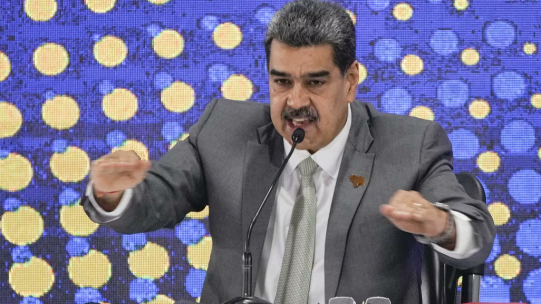 İngiltere'nin Guyana'ya savaş gemisi gönderme kararı üzerine Venezuela Devlet Başkanı Nicolas Maduro, savunma tatbikatı emri verdi. Maduro, 'Çökmüş, kokuşmuş, eski Birleşik Krallık imparatorunun tehdidi kabul edilemez.' dedi.