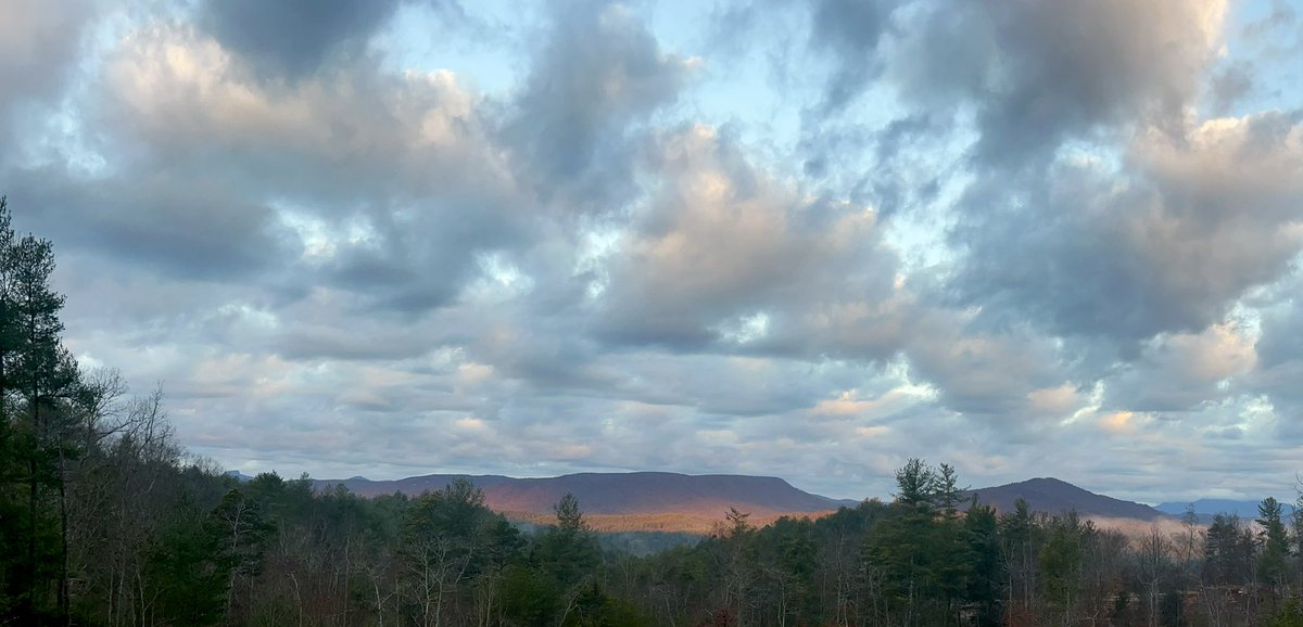 bloodless_coup's tweet image. Sunrise this morning. Just a few minutes apart. #BrownMountain #NorthCarolinaBlueRidge #TableRock #Sunrise #Blessed #BlueRidge #BlueRidgeMountains
