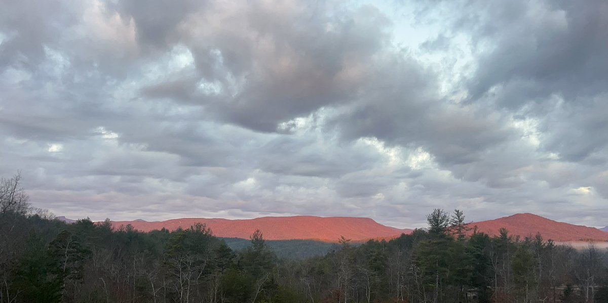 bloodless_coup's tweet image. Sunrise this morning. Just a few minutes apart. #BrownMountain #NorthCarolinaBlueRidge #TableRock #Sunrise #Blessed #BlueRidge #BlueRidgeMountains