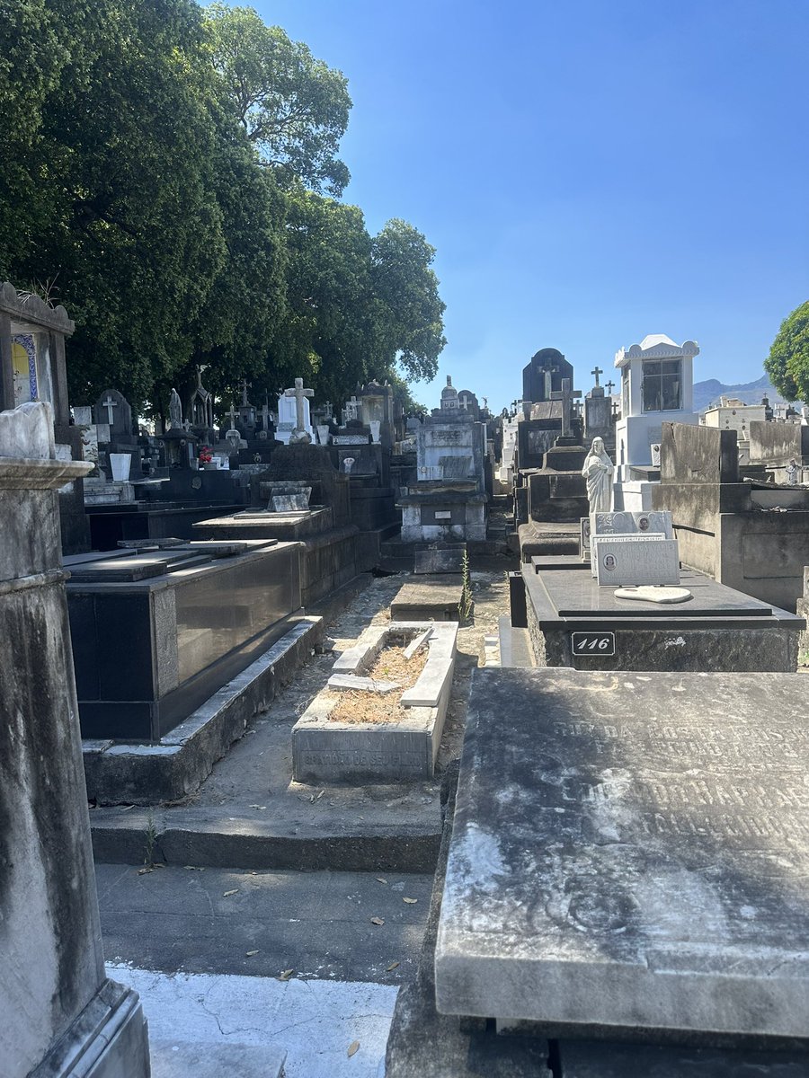 Aqui acaba TUDO ! 
A arrogância,a prepotência,o dinheiro ,a beleza,a juventude,tudo acaba!
Somente a palavra de Deus permanece!
Queira bem as pessoas que estão a sua volta,faça o bem,ame o próximo assim como Deus nos amou!