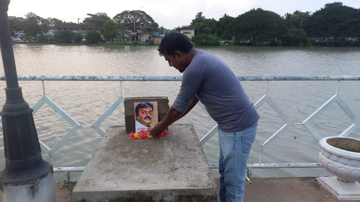 Tributes were also paid to #CaptainVijaykanth in Batticaloa.