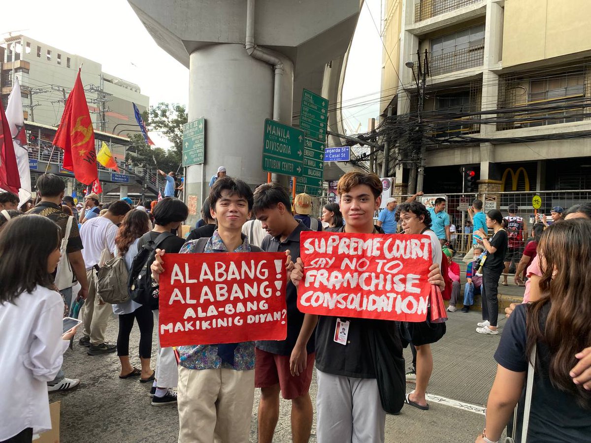 MagnusMaximo's tweet image. Sa masa ang kalsada ✨

Ngayong araw, nakiisa at tumindig ang komunidad ng Sintang Paaralan sa laban ng mga tsuper, opereytor, at mga komyuter ✊

#NoToJeepneyPhaseout 
#NoToPUVModernizationProgram