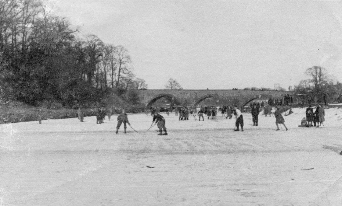 LancsLibraries's tweet image. We&apos;re getting cold looking at this!
Anyone fancy ice hockey on the Ribble? 
Check out our images on #RedRoseCollections
redrosecollections.lancashire.gov.uk/view-item?i=26…