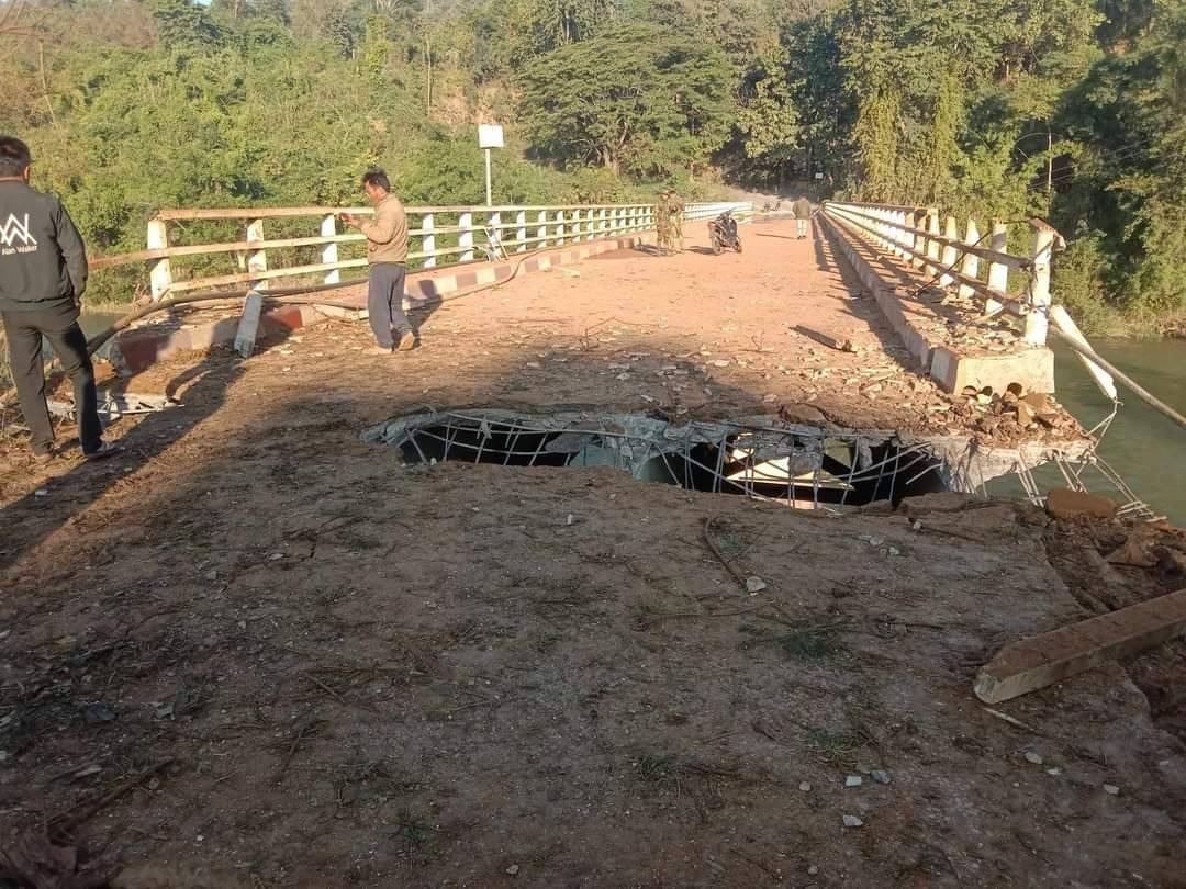 zawmoethant71's tweet photo. The #MoTae bridge, which have betw &amp; connected #SiPaw &amp; #NamTu cities N/Shan state has been broken down by the military council's mines on today,#TNLA announced.
https://t.co/XalVtuSQ6E
#2023Dec29Coup
#HelpMyanmarIDPs
#WhatsHappeninglnMyanmar https://t.co/6E2LIFBnSU