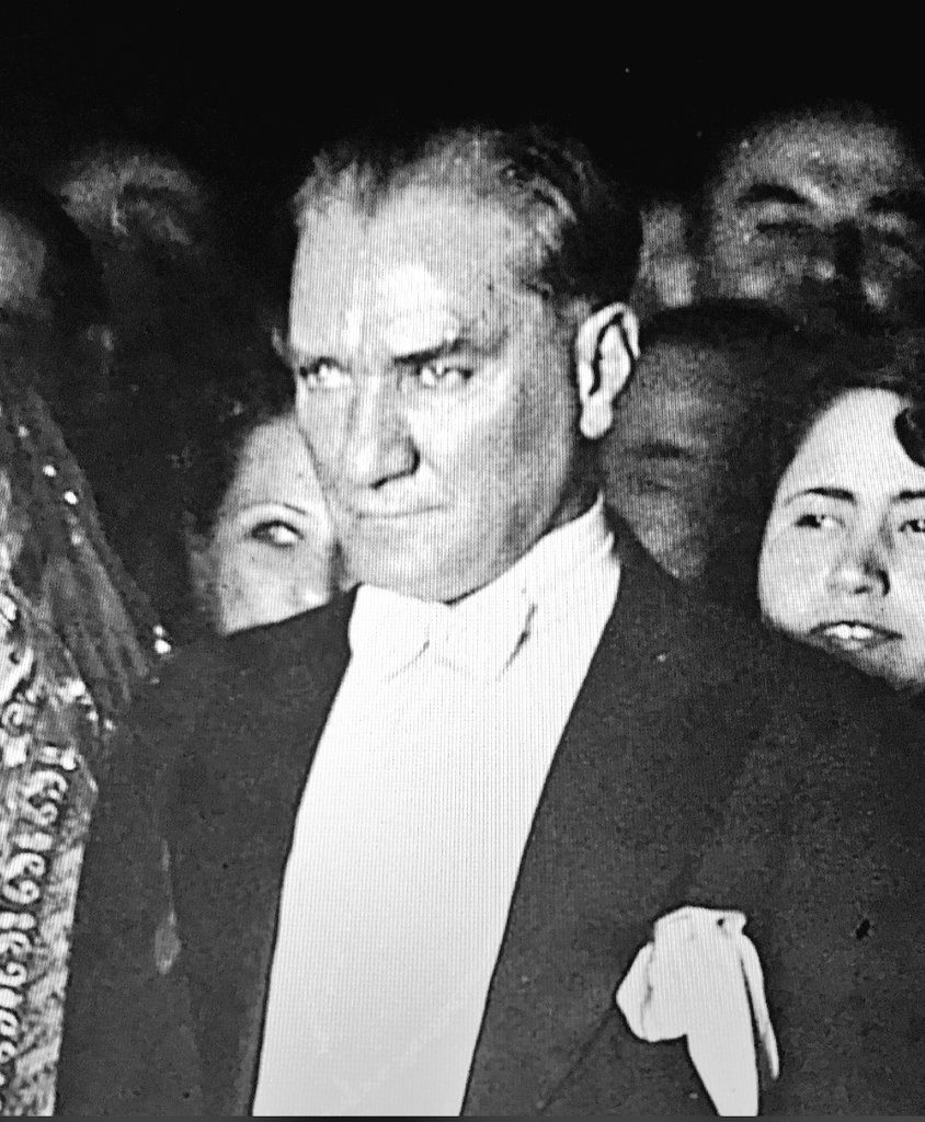 “Yurtta barış dünyada barış için çalışıyoruz.” (Atatürk, 20 Nisan 1931) “Savaş zorunlu ve hayati olmalı. Gerçek kanaatim şudur: Ben milleti savaşa götürünce vicdanımda azap duymamalıyım. ‘Öldüreceğiz' diyenlere karşı ‘ölmeyeceğiz' diye savaşa girebiliriz. Lakin millet hayatı…