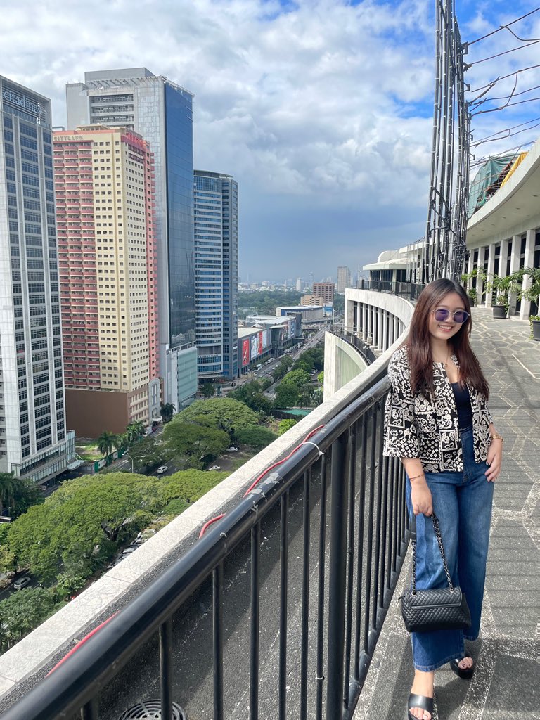 just_justinemae's tweet photo. Last working day of the year. 💻🌟 https://t.co/Cl5hhUpj8s