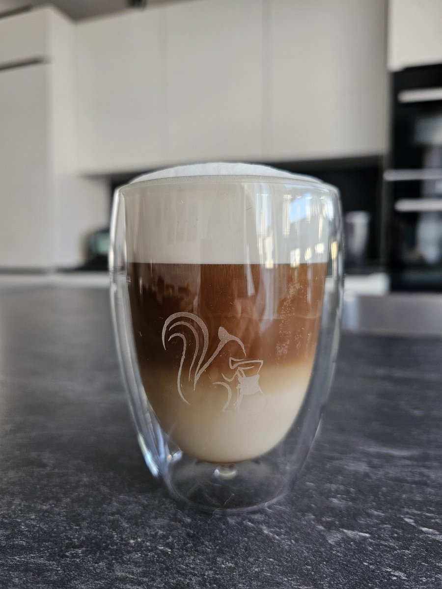 8000naitsirhC's tweet photo. Ich muss sagen, dass ich die Leute anfangs eher belächelt habe welche Hafermilch statt Kuhmilch getrunken haben. Bis ich vor 2 Tagen, Latte Macchiato damit gemacht habe. Geschmacklich eine Verbesserung, sowie der Milchschaum. Ab jetzt immer #Oatly https://t.co/cvCQe09XKN