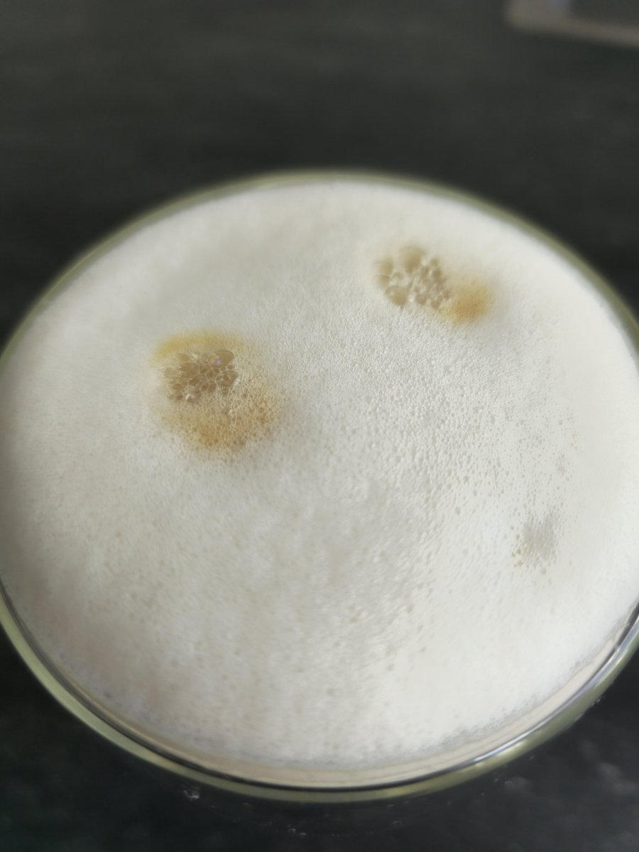 8000naitsirhC's tweet photo. Ich muss sagen, dass ich die Leute anfangs eher belächelt habe welche Hafermilch statt Kuhmilch getrunken haben. Bis ich vor 2 Tagen, Latte Macchiato damit gemacht habe. Geschmacklich eine Verbesserung, sowie der Milchschaum. Ab jetzt immer #Oatly https://t.co/cvCQe09XKN