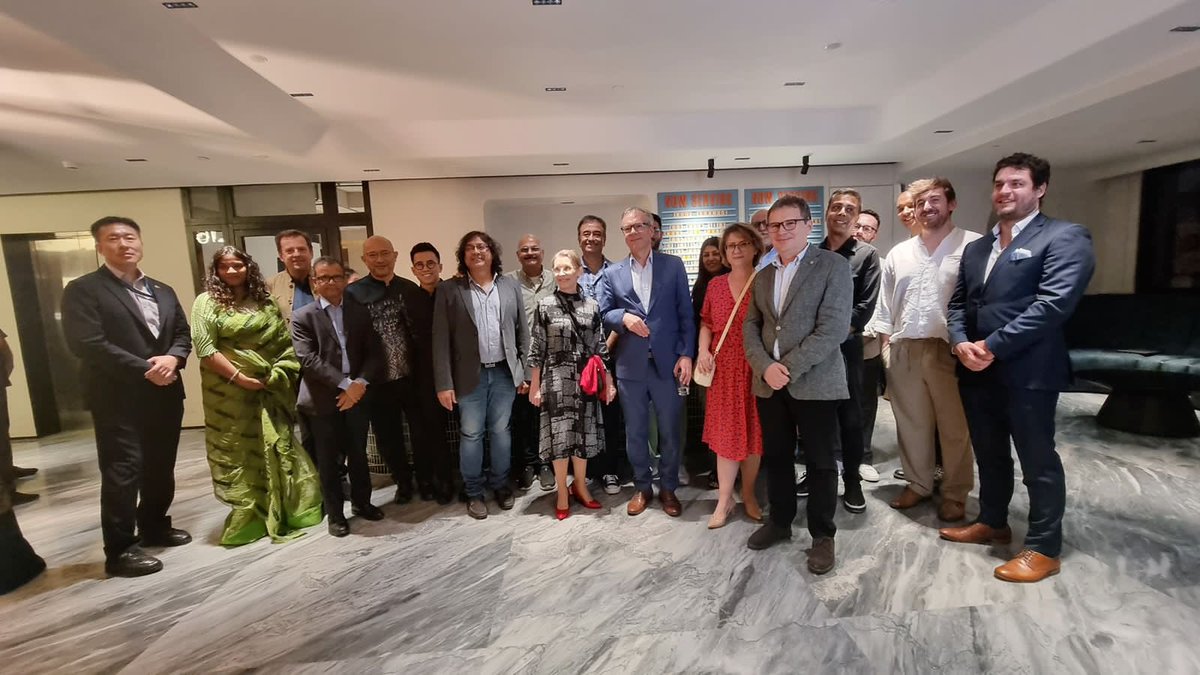 SRKUniverse's tweet photo. Global Acclaim: Consulates from 20+ nations converge in Mumbai, celebrating the universal appeal of Rajkumar Hirani’s Dunki. A cinematic masterpiece resonating worldwide! 🌟

DUNKI THIS WEEKEND 

@iamsrk @RedChilliesEnt @RHFilmsOfficial @RajkumarHirani 

#Dunki #DunkiMania #DunkiReview  #DunkiBlockbuster
#DunkiWave   #SRKsBlockbusterYear
#SRK #ShahRukhKhan #RajkumarHirani