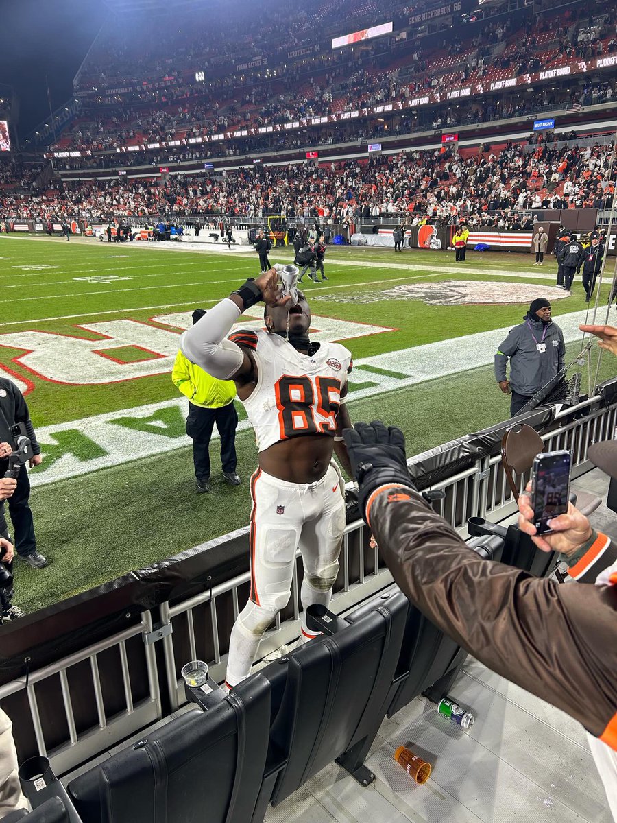 Just when you thought <a href="/David_Njoku80/">Chief David Njoku</a> couldn’t get any better… 

He jumped into the crowd last night and enjoyed a cold one with the fans.

Through the roof on the #GetsUs meter!

Photos: <a href="/Mike_Triscaro/">Michael Triscaro</a>