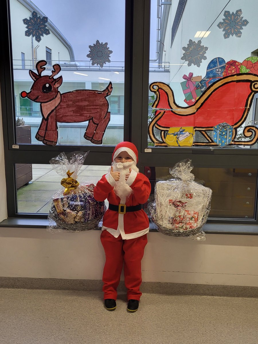 🤗Holiday Spirit Shine🤗 In the true spirit of giving, Ellis surprised us with a visit dressed as Santa and donated hampers to amazing staff and for children on the ward🎁 Ellis’ gesture has made the holiday season brighter and we are grateful for your generosity🌟