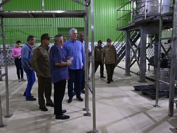 MinfarC's tweet photo. El presidente @DiazCanelB recorrió la Empresa Militar Industrial “General de Brigada Francisco Cruz Bouzarc” y el Módulo Pecuario de la Unidad Militar de Loma de Tierra. 
#EstaEsLaRevolución https://t.co/OTf4eUzhWl