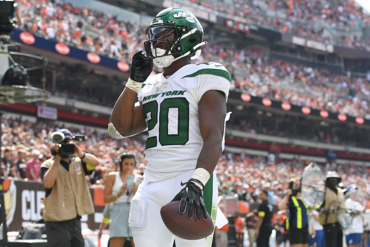 NYJ_Matt's tweet photo. Breece Hall 2023 Stats

Rushing Yards: 816 (4.4 YPC)
Rushing TDs: 4
Receptions: 74
Receiving Yards: 579 yards 
Receiving TDs: 4

1,400 total yards and 8 TDs while being 20th in the NFL in touches

#Jets #TakeFlight https://t.co/kllw0ViEbG
